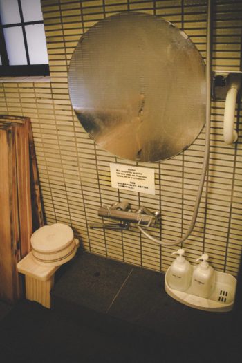 La douche à la japonaise au Ryokan Sawanoya, Yanaka, Tōkyō