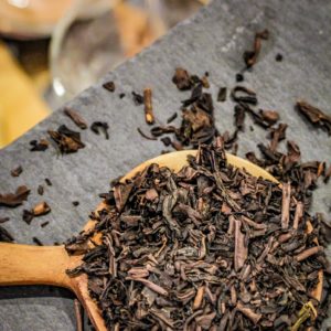 Thé Brun Grillé & Fumé du Japon - Hiver à L'Est - Détail feuilles sèches