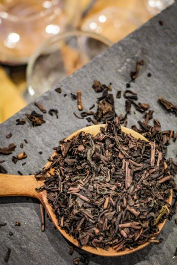 Thé Brun Grillé & Fumé du Japon - Hiver à L'Est - Détail feuilles sèches