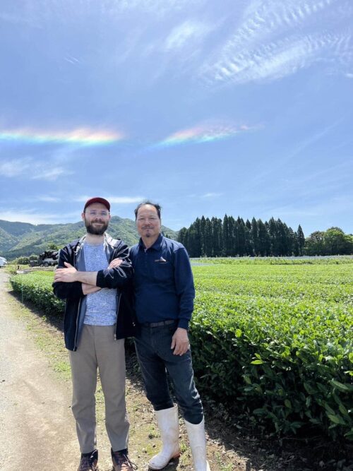 Avec Shuichiro SAKAMOTO en Avril 2024 sur ses parcelles à Shibushi, Département de Kagoshima - Curiousitea.fr